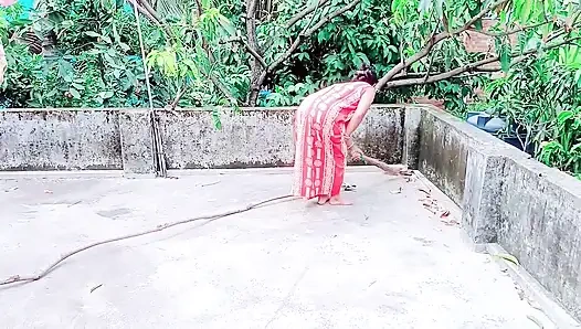 Pati ke bahar jane ke baad Bhabhi ne naya brah lene ke bahane ghar me bula kar kiya sex