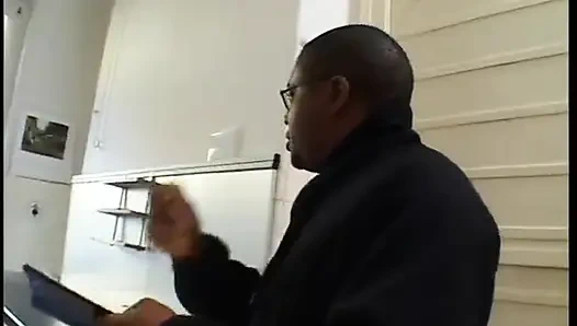 Возбужденная милфа-блондинка отсасывает черный член, пока лизали ее пизду