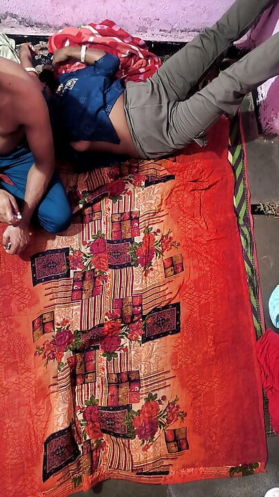 أفلام نوبايل - الحلوة ذات الثديين الكبيرين هولي مايكلز تهزز على رجلها