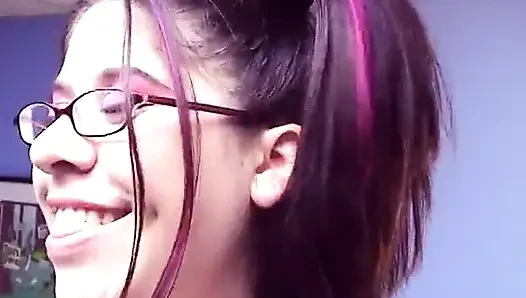 Pria kulit putih dengan jembut lebat ngentot ganas sambil jilat memek lesbian di sofa