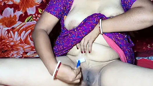 Hintli Desi Bhabhi Özel Bölgesinin Saçını Temizliyor
