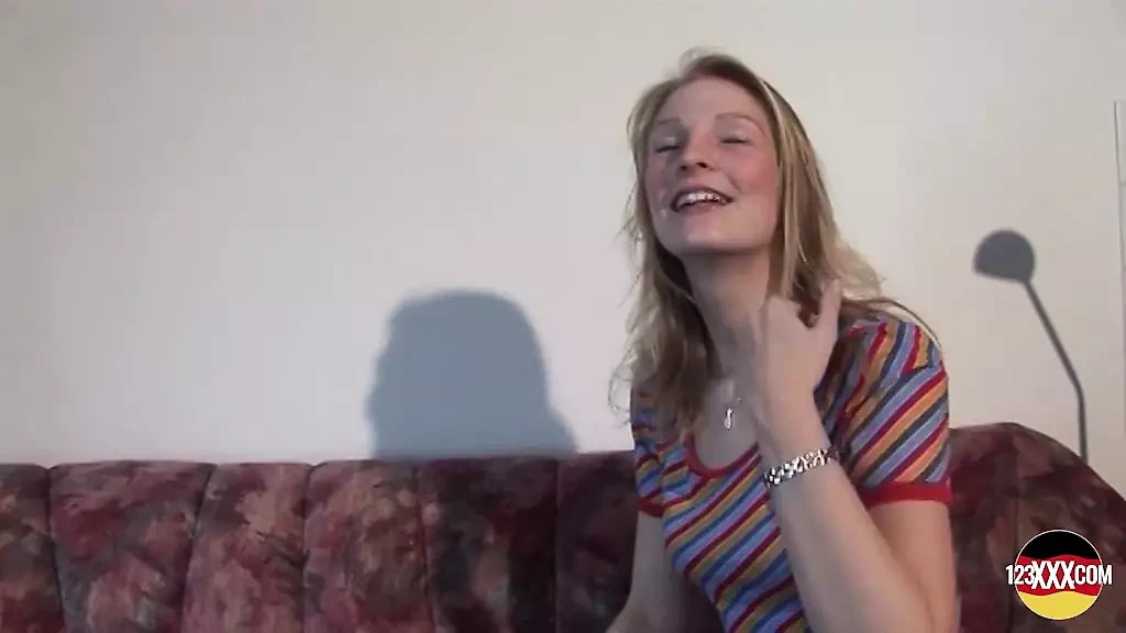 Người phụ nữ tóc vàng hứng tình nhét một dương vật giả vào sâu bên trong mình