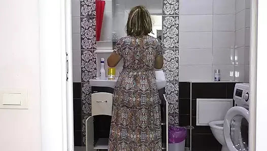 The dress covered the wide hips of a mature stepmother, but this does not interfere with anal sex