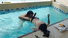Vrouw neukt man in de kont met voorbinddildo in het zwembad kontzuigend vastpinnend