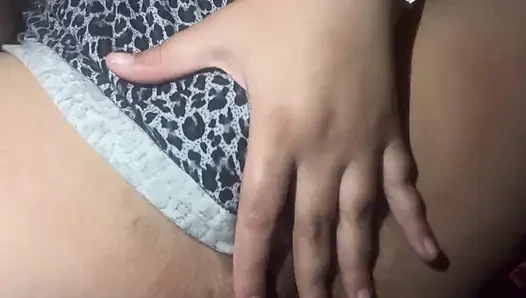 Si cantik muasin dirinya sendiri di balik selimut