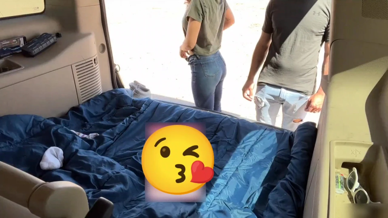 Azgın çift arka kapısı geniş açıkken kamyonun bagajında sikişiyor ve kenara çekiyor