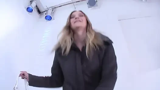 Трахаю возбужденную блондинку-шлюшку, бритую мокрую киску