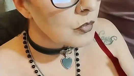 Orta yaşlı seksi kadın sutyen içinde sigara içiyor