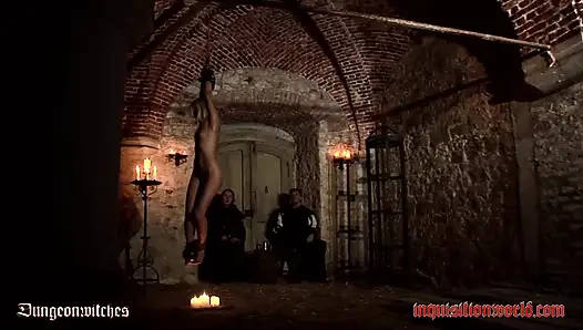 Eine hexe baumelt über kleine flammen