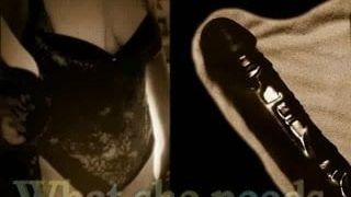 Une femme mature excitée se fait travailler la chatte