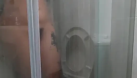 Masturbation in der dusche mit behaarter vagina
