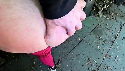 Piknik masasında götünü ve vajinasını kırbaçlıyor