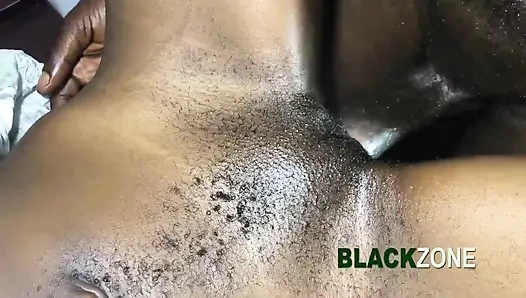Afrikanisches teen fickt auf dem tisch nahaufnahme