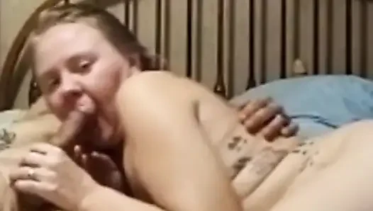 Güzel evli kadın yarak emiyor ve dölleniyor