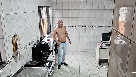 Das Zimmermädchen willigte ein, nackt zu sein und eine Ejakulation auf ihrem gesicht zu erhalten.