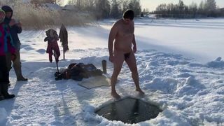 Nuoto nel buco nel ghiaccio