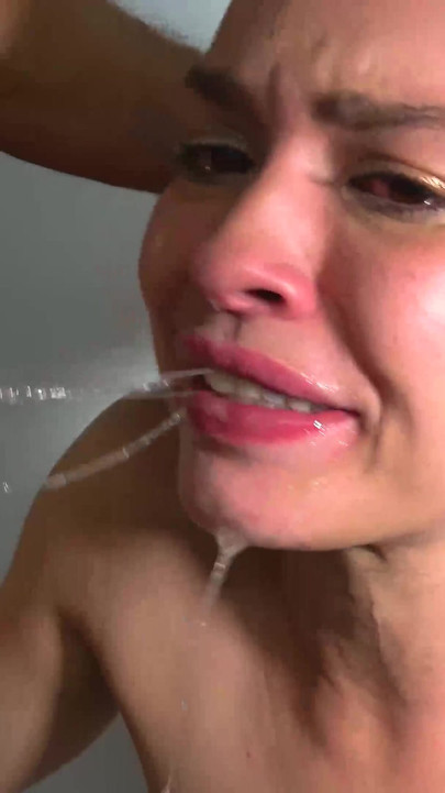 Seksi jesica zeka guta spermu nakon što je jebana u grlo!