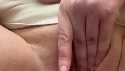 Ajudan care muncrat di kamar mandi umum saat istirahat