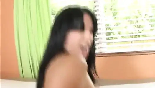 Cewek dengan tubuh aduhai ini dientot habis-habisan sebelum dicrot di dalam