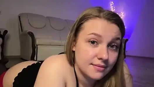Jucielussie мастурбирует в красных чулках и на высоких каблуках