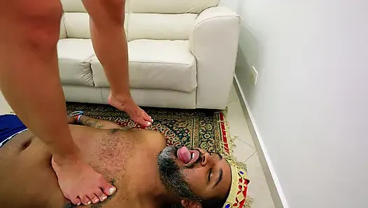 Penyembahan Mendalam: Mencium dan Menjilati Kaki Sempurna Rambut Coklat Cantik Ini