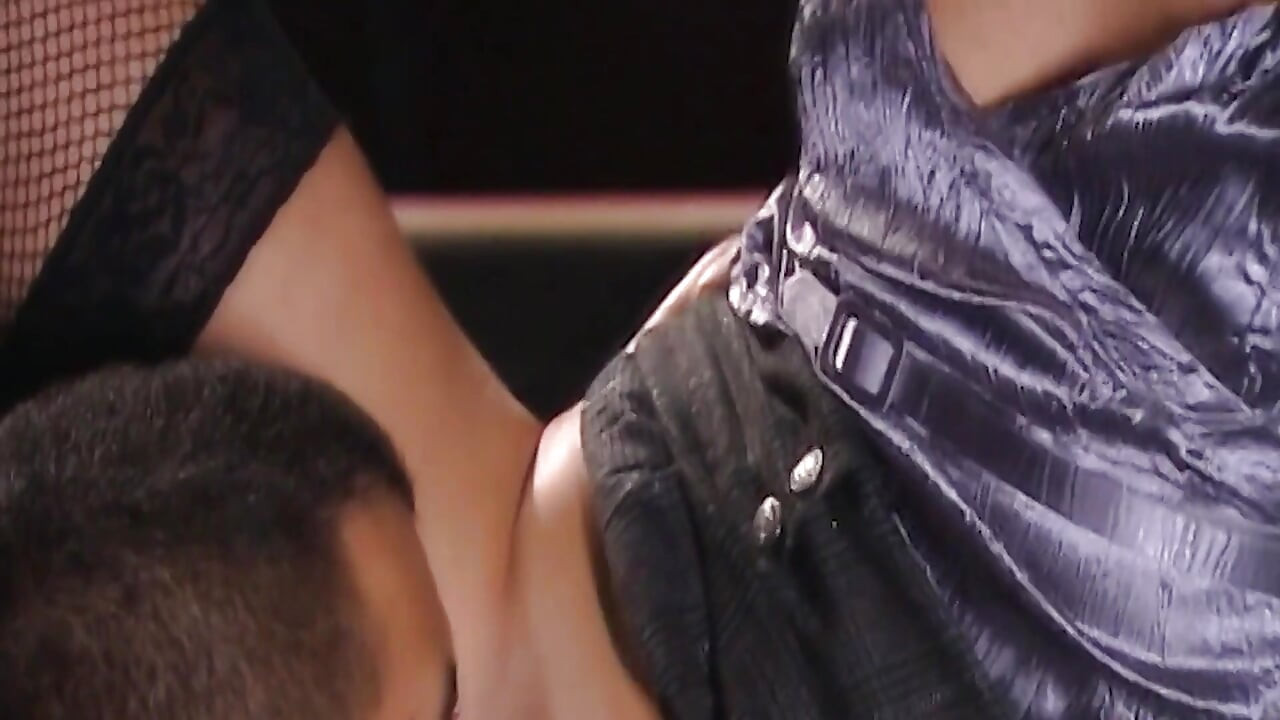 ممارسة الجنس في نادي العهرة