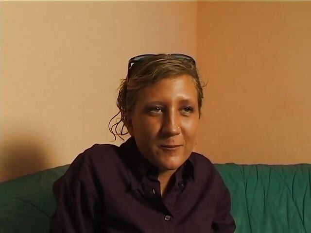 Pequena loira peituda esfrega e dedilha sua buceta no casting