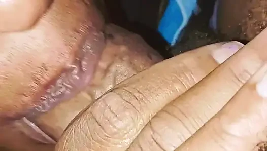 Üçüncü bir fındık için gırtlağına kadar emiyor