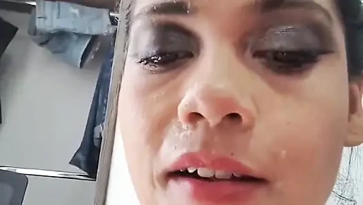 Aku menebus abang tiriku yang setengah badan