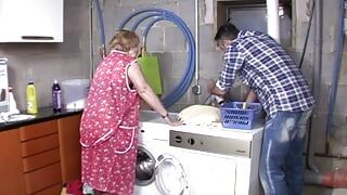 Die notgeile Oma Knattern auf der Waschmaschine