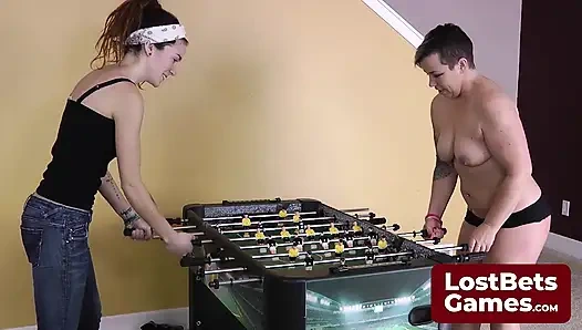 Ein strip-foosball-spiel verspricht eine spanking-freude am ende