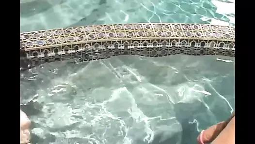 Güzel azgın sürtükler yüzme havuzunda sert sikiliyor