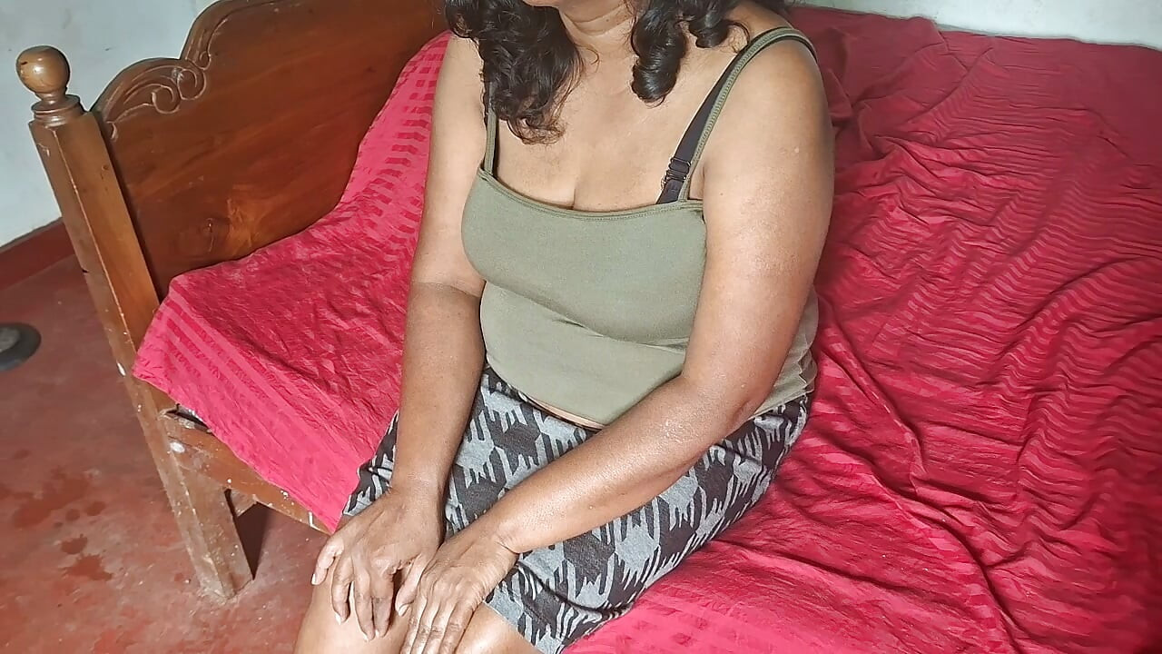 Stiefmutter probiert sexy Kleidung an und teasert ihren perfekten MILF-Körper