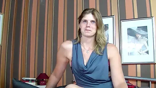 Сильная и уродливая немецкая шлюха мастурбирует в соло-экшене