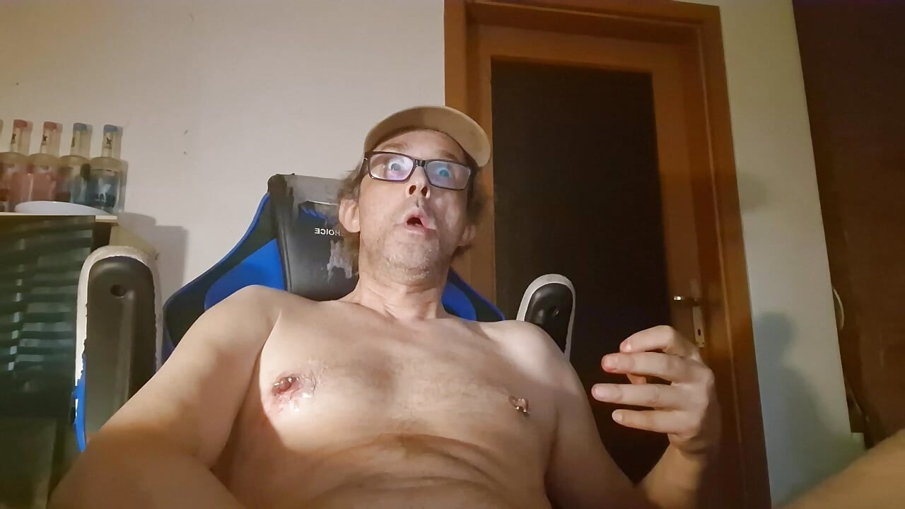 Yeni piersing takılmış blod