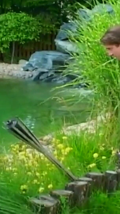 Emotional moment from "Die Nachbarin Siglinde im Garten vernascht"