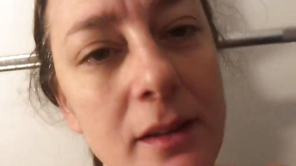 אשתו מזדיינת בחדר כושר