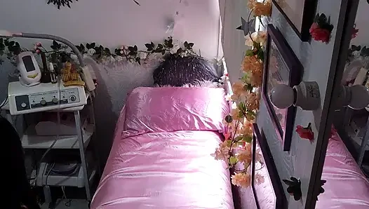 Aku bilang sama suamiku kalau aku mau pijat, tapi aku nggak bilang kalau tukang pijat itu adalah seorang pria