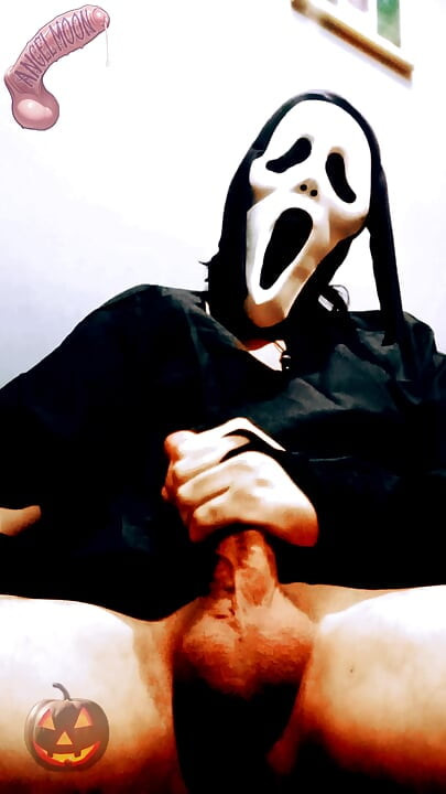 SCREAM A LOVE STORY Un mec dominant avec un masque de Ghostface et une grosse queue s'introduit chez toi la nuit d'Halloween pour éjaculer