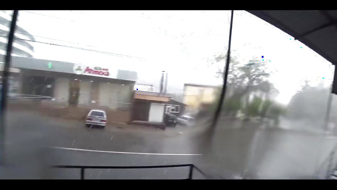 雨の中を歩いて親友とセックス フルビデオ