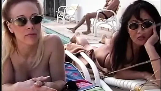 Lesbian jilat memek di kamar tidur