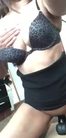 Clip rapid: matură excitată călărindu-și vibratorul