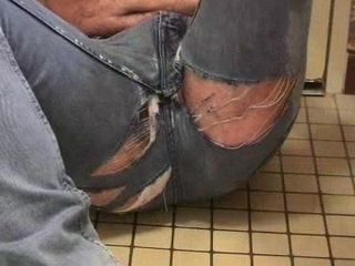 Plas in een strakke spijkerbroek