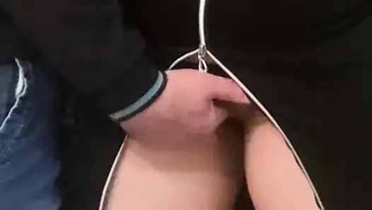 Cewek ini lagi asik fingering memek bebrulunya di kereta bawah tanah yang ramai banget