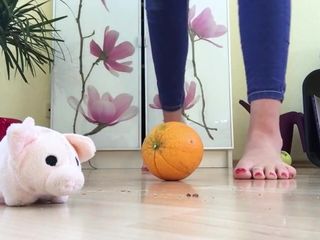 オレンジの足をつぶす、裸足の足フェチ