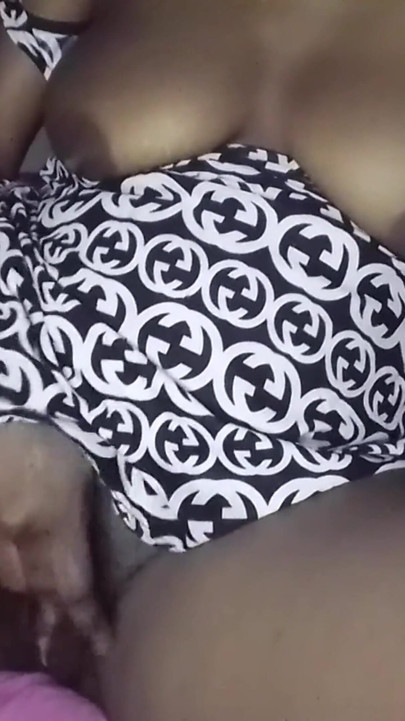 जब मैं सख्ती से मोटी चूत को रगड़ती हूं तो मेरे स्तन निचोड़ना