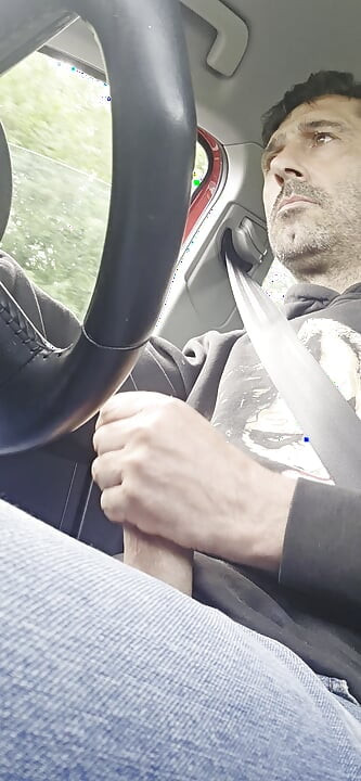 Homem hétero fica excitado e se masturba enquanto dirige, quase foi pego