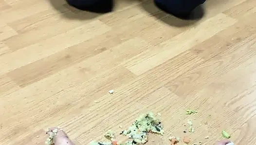 Yemeğini ayaklarım sayesinde alıyor...