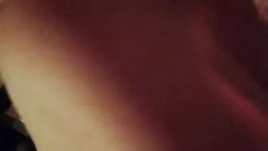 Sürtüğüme yumruk sokuyorum