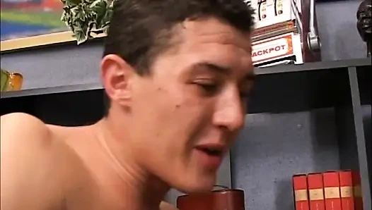 Olgun orta yaşlı seksi kadın genç canavar yarakla sert sikiliyor ve götüne boşalıyor amatör